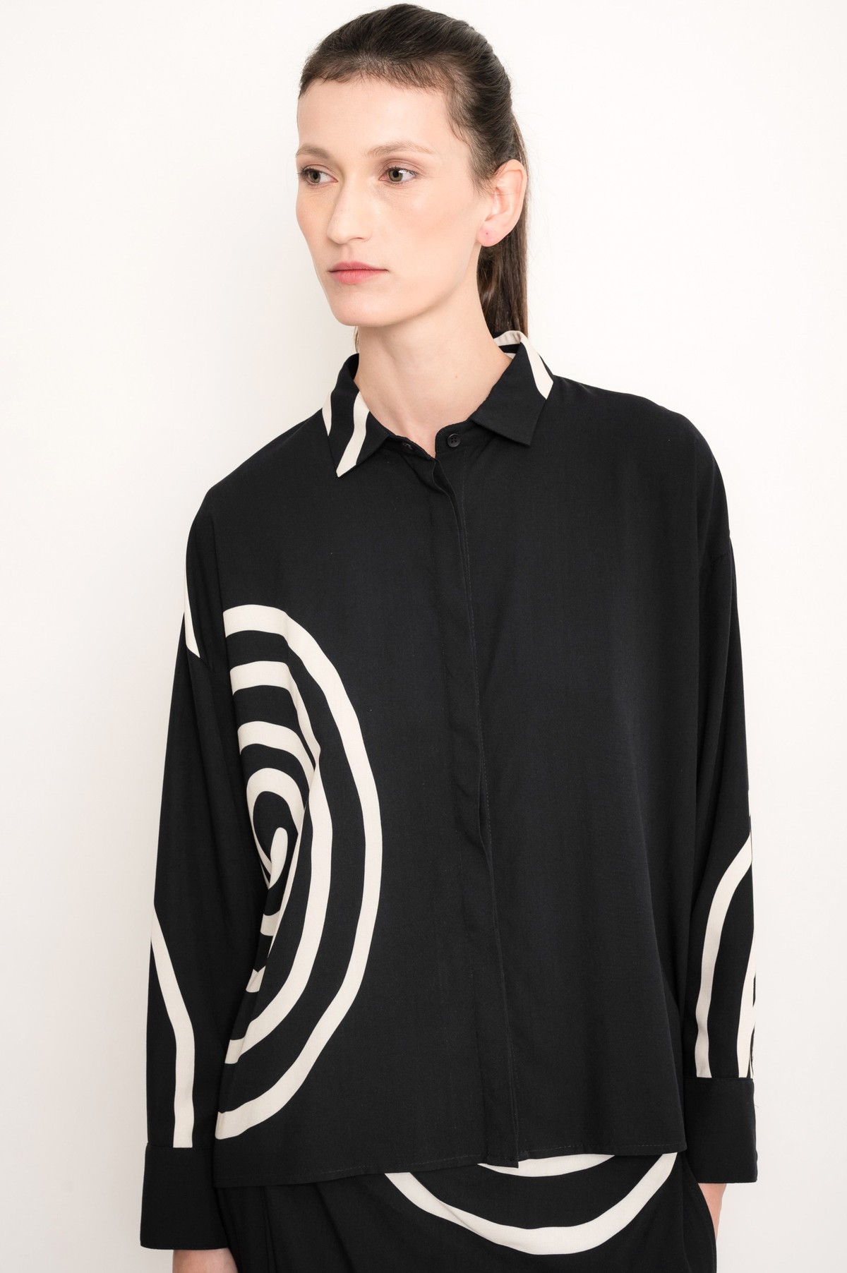 camisa em viscose com estampa espiral | printed viscose long sleeve shirt