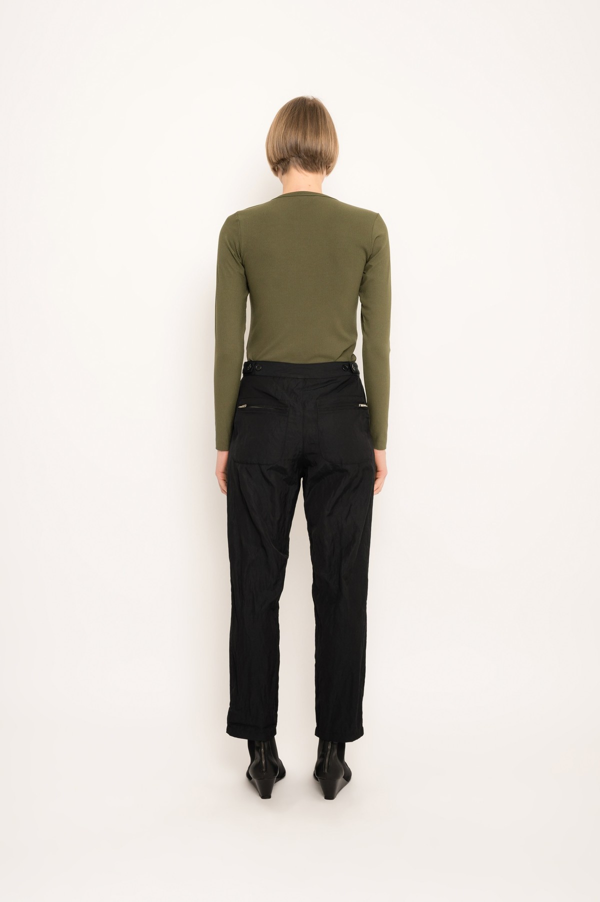 calça reta de alfaiataria efeito amassado | crinkled tailoring pants with buttons detail