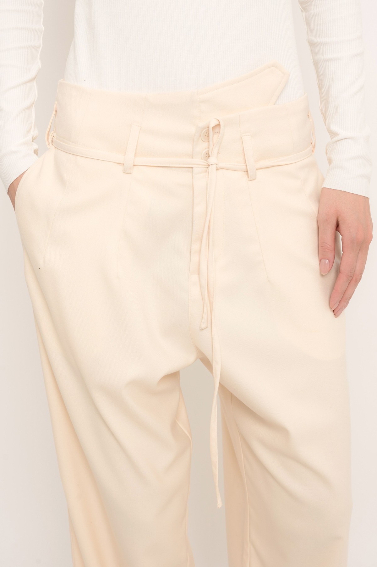 calça ampla em lã fria com detalhe no cós | cool wool wide pants with offset detail