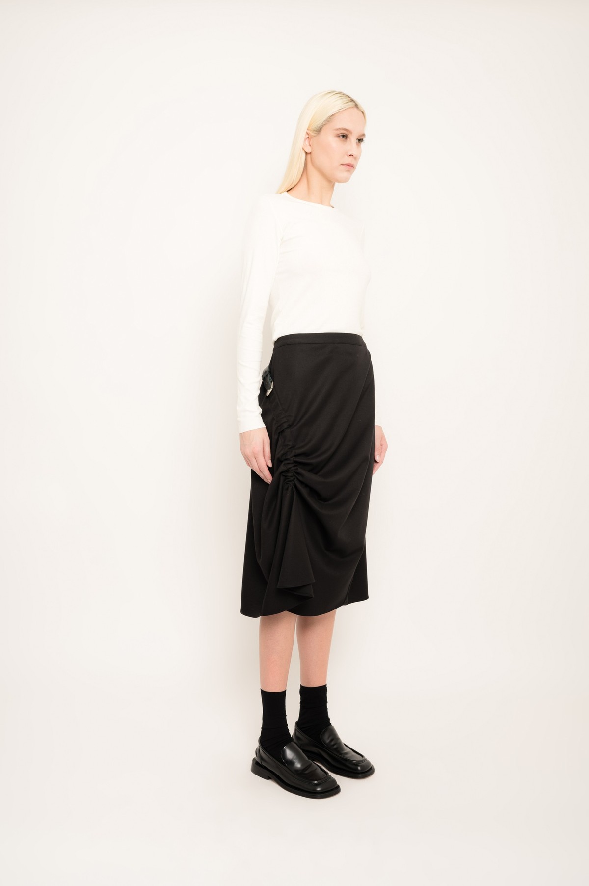 saia midi em lã fria com cinto de couro | cool wool midi skirt with leather belt