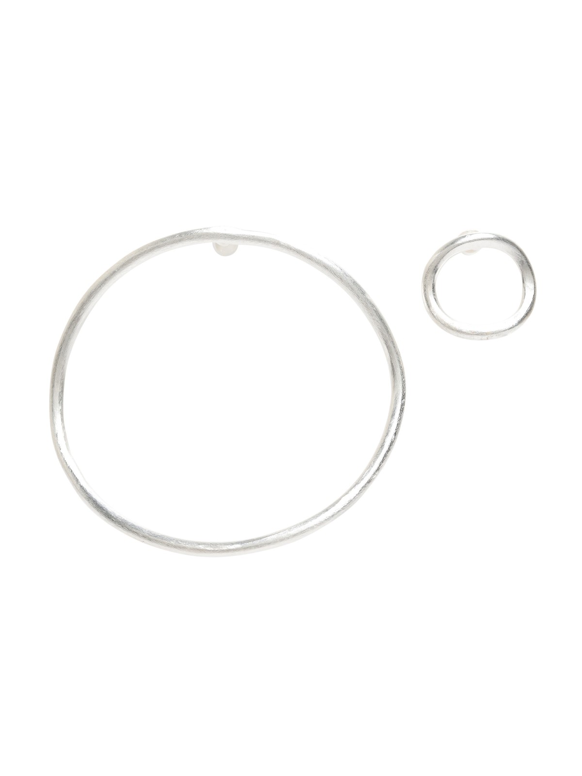brinco de argolas assimétricas banhados a prata | silver-plated asymmetrical hoop earrings