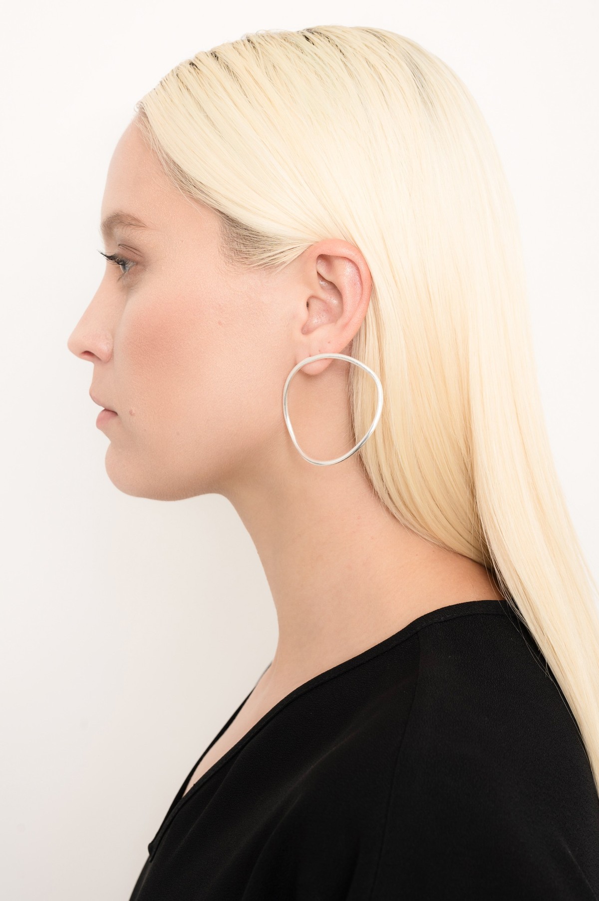 brinco de argolas assimétricas banhados a prata | silver-plated asymmetrical hoop earrings