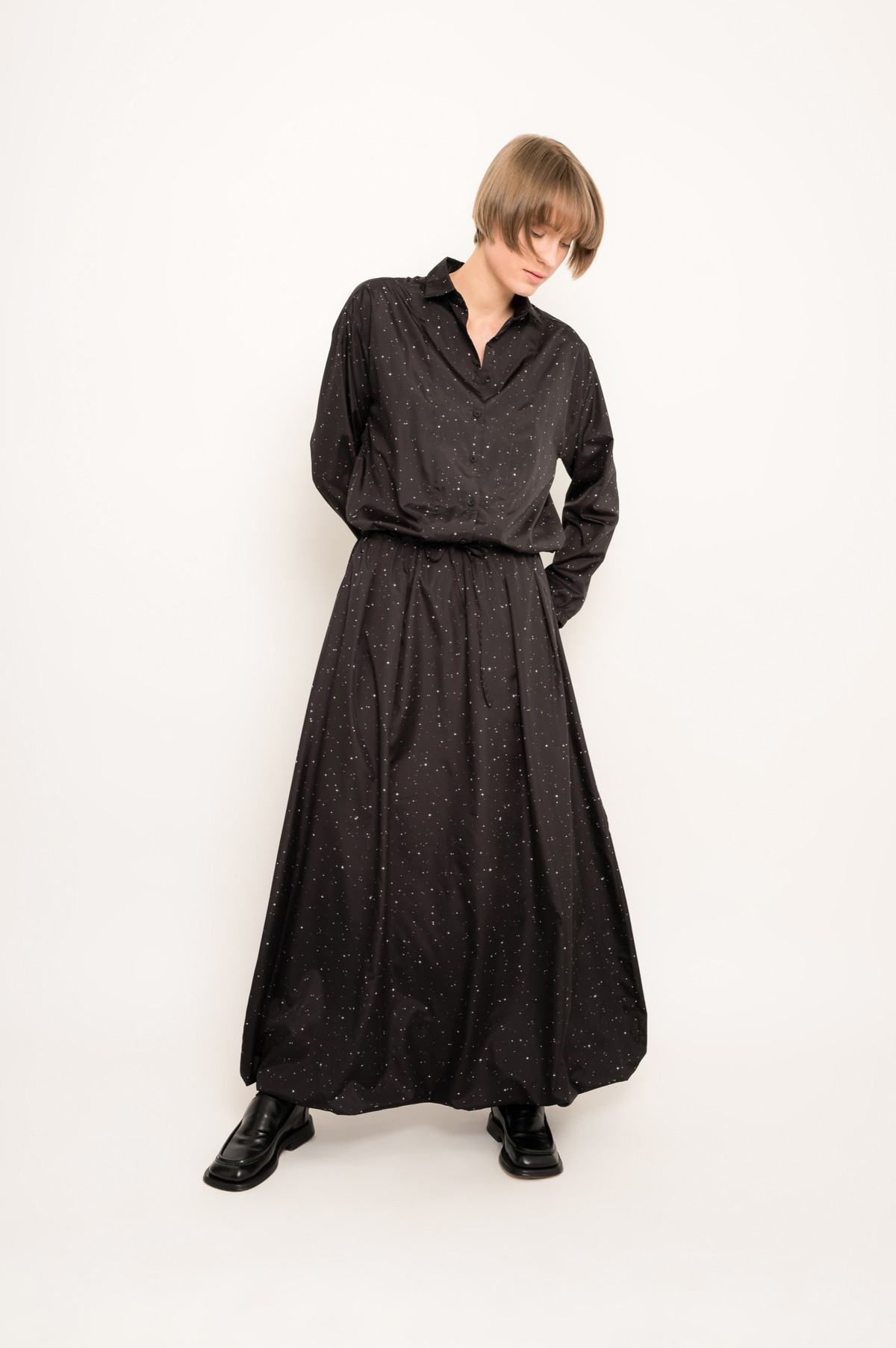 vestido estilo camisa em tecido tecnológico estampado | printed shirt-style long dress