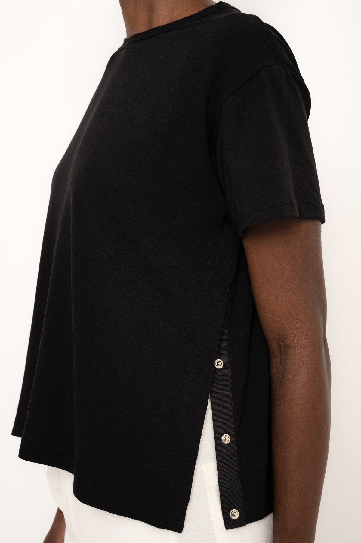 camiseta em liocel com botões na lateral | lyocell cotton t-shirt with side buttons