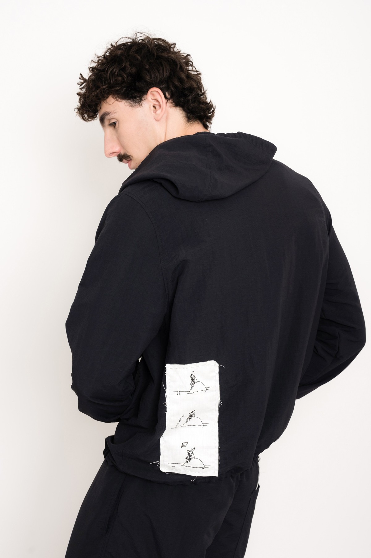 jaqueta de nylon biodegradável com patchwork Yuval Robichek 