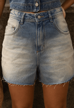Short Mom Barra a Fio Dirty Wash Médio
