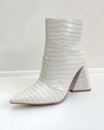 Bota Cano Médio Bico Fino Off-White