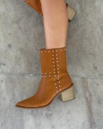 Bota Tachas Caramelo