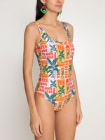 Maiô com estampa tropical