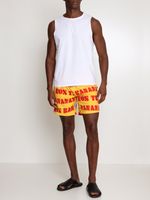 Shorts estampados cós elastico e bolsos laterais