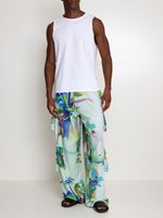 Calça oversized estampada com bolsos 