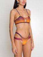 Biquíni camiseta e tanga asa delta lateral dupla Amir + Tati