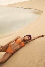 Top sem alça argolas e tanga delta Amir + Tati