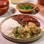 Feijoada Vegana com Arroz Branco e Farofa de Banana com Couve (420 g)