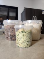 Feijoada Tradicional no Balde + Arroz Branco + Farofa de Mandioca com Bacon - Serve 8 pessoas