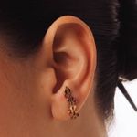 BRINCO EAR HOOK OMA RUBIS 3PTS OURO AMARELO