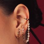 BRINCO EAR HOOK CORRENTE OMA OURO BRANCO 18K
