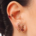 BRINCO EAR HOOK CORRENTE OMA RUBI OURO AMARELO