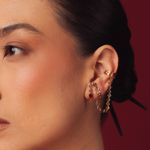 BRINCO EAR HOOK CORRENTE OMA RUBI OURO AMARELO