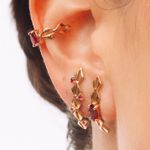 BRINCO EAR HOOK CORRENTE OMA RUBI OURO AMARELO