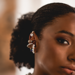 BRINCO EAR HOOK PÉROLA BOTÃO, TANZANITA, ESMERALDA E SAFIRA LARANJA