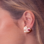 BRINCO CORAÇÃO DE MADREPÉROLA ROSA COM RUBI E DIAMANTE BRANCO