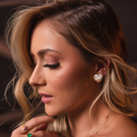  BRINCO CORAÇÃO DE MADREPÉROLA COM TOPÁZIO SKY, RUBI E DIAMANTE BRANCO