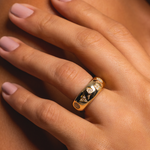 ANEL BOJUDO FORMAS DIAMANTES 1PT EM OURO AMARELO
