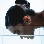 BRINCO EAR HOOK EQUILIBRIO COM DIAMANTES 1PT EM OURO AMARELO