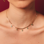 CHOKER MEIA CORRENTE OMA COM ESMERALDAS GOTAS 5X4MM EM OURO AMARELO