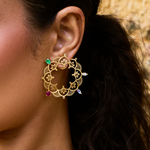 ARGOLA FRONTAL MANDALLA 40MM ESMERALDA, TANZANITA, RUBELITA E SAFIRA BRANCA OURO AMARELO