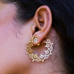 ARGOLA FRONTAL MANDALLA 40MM E DIAMANTE BRANCO 1PT OURO AMARELO