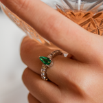 ANEL MEIA ALIANÇA ESMERALDA GOTA DIAMANTES OURO BRANCO