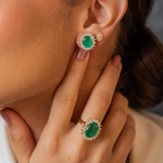 ANEL ESMERALDA OVAL DIAMANTES HALO OURO AMARELO