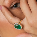 ANEL ESMERALDA OVAL DIAMANTES HALO OURO AMARELO