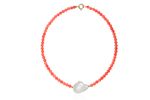 CHOKER 40CM CORAL COM PEROLA BARROCA E BOLINHA DE OURO AMARELO