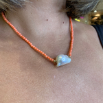 CHOKER 40CM CORAL COM PEROLA BARROCA E BOLINHA DE OURO AMARELO