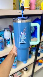 CANECÃO TUMBLER STITCH VOODOO C/PINGENTE 1,15LT