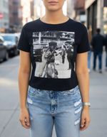 Blusa Cropped Feminina Com Estampa Em Quadricomia