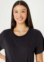 Blusa Básica Feminina Manga Curta Alongada Com Fenda