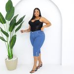 Bermuda Corsário Jeans Claro Botões