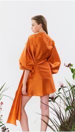 Vestido curto em shantung de seda estilo kimono