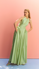 Vestido longo bordado com flores e penas