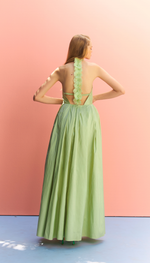 Vestido longo bordado com flores e penas