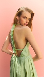 Vestido longo bordado com flores e penas