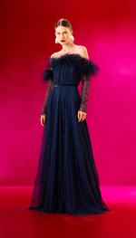 Vestido em renda, saia plissada e decote com plumas