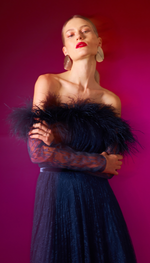 Vestido em renda, saia plissada e decote com plumas