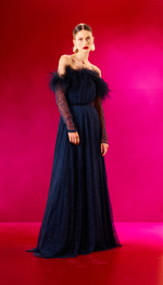 Vestido em renda, saia plissada e decote com plumas