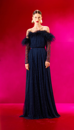Vestido em renda, saia plissada e decote com plumas