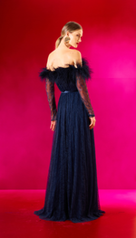Vestido em renda, saia plissada e decote com plumas